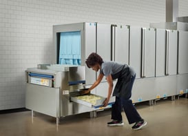 FT2000 Dishwasher Life-Style_ExtSoilBasket w1Female-Soil